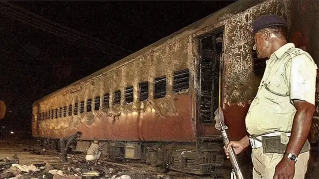 گودھرا سٹیشن کے پاس ٹرین میں آگ لگائے جانے کے واقعے میں 59 لوگوں کی موت ہو گئی تھی