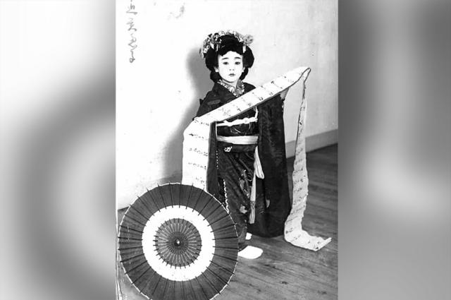 Mieko vestida com traje tradicional
