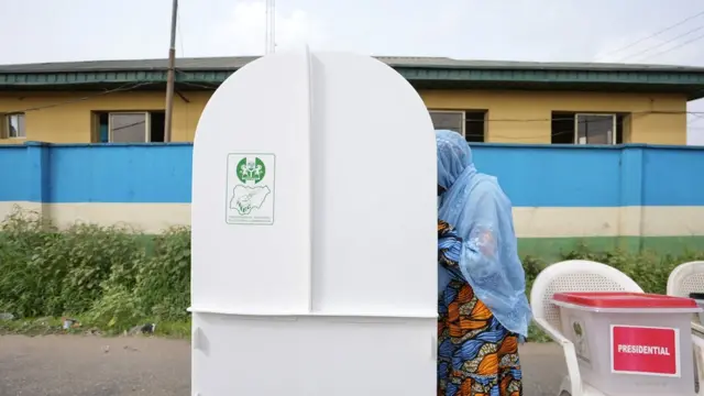 Pesin dey vote inside cubicle