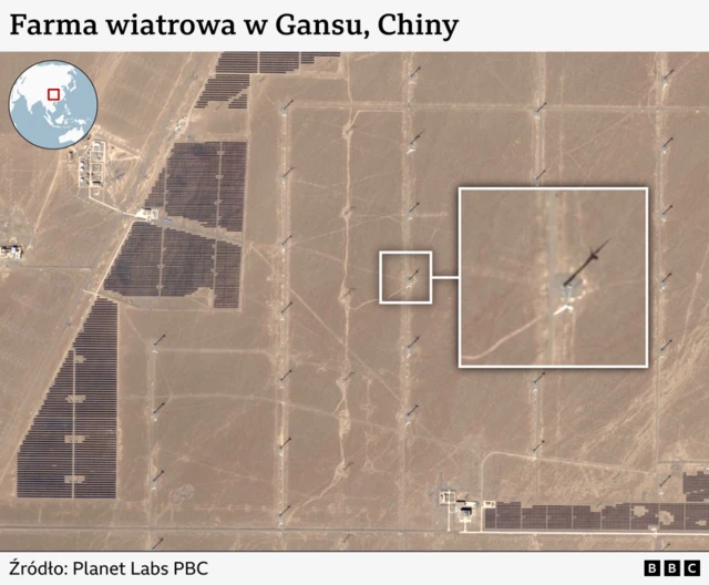 Grafika ukazująca farmę wiatrową w chińskiej prowincji Gansu. Na zdjęciu satelitarnym widać rzędy wiatraków stojących na polu. Po prawej stronie grafiki, wewnątrz białego kwadratu powiększenie jednego z nich. 