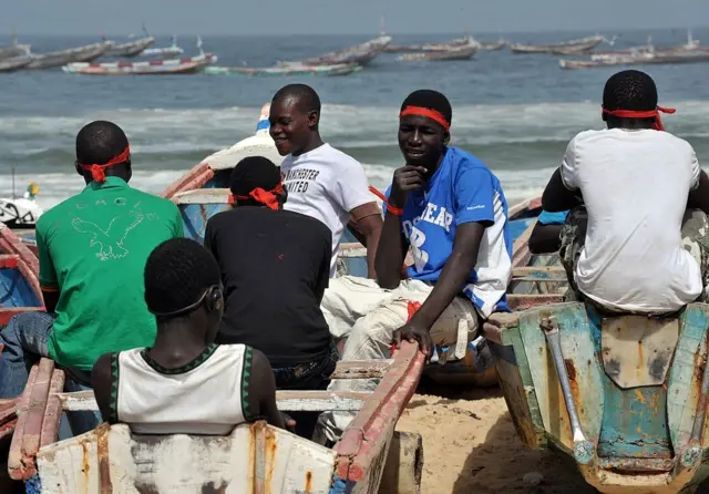 De jeunes pêcheurs de Kayar, lors d'une manifestation en 2011 contre la présence des navires étrangers sur les côtes sénégalaises. (Illustration)