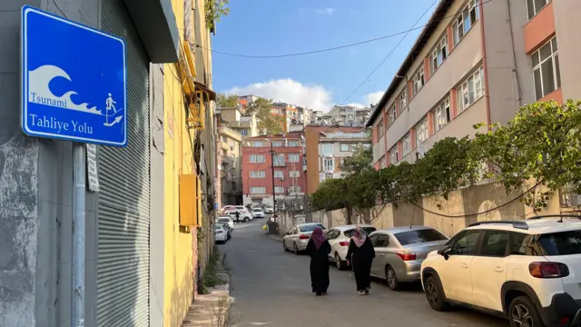 İstanbul'un Beyoğlu ilçesinde Hasköy semtindeki bir tsunami uyarı tabelası 