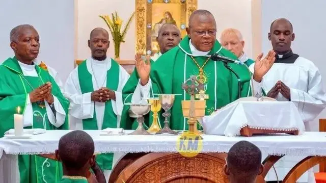 Mu byanyafurika batatu ubu bahabwa amahirwe yo gusimbura Papa Francis harimo Cardinal Firdolin Ambongo (uri imbere) wo muri DR Congo, aha yari ayoboye misa i Kigali mu Rwanda mu mpera z'umwaka ushize