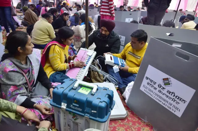 ਚੋਣ ਅਮਲਾ