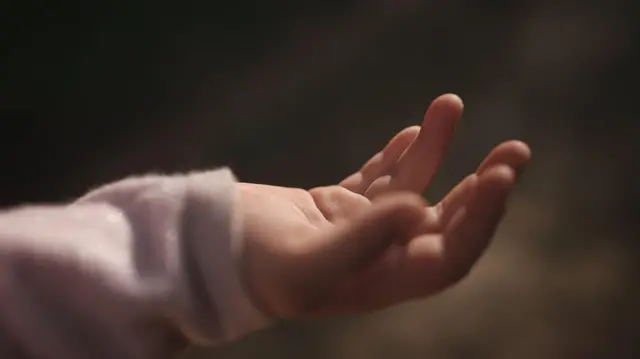 நெடுஞ்சாலையோரம் உணவு, தண்ணீர் இன் இரண்டு நாட்களை கழித்த ஒருவயது 'அதிசய' குழந்தை