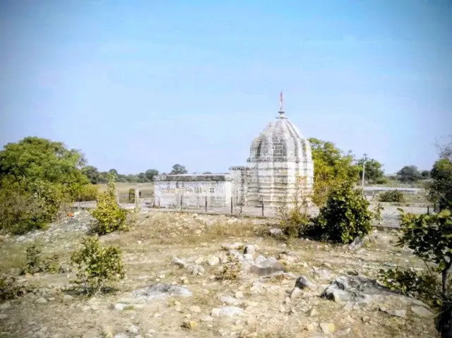 भटाळा मंंदिर परिसरात मानवी उत्क्रांतीच्या सुरुवातीचा टप्प्यातील शिकारीसाठी वापरण्यात आलेली दगडी हत्यारं येथे सापडली आहेत.