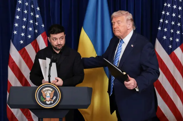 O presidente ucraniano Volodymyr Zelensky e o presidente dos Estados Unidos, Donald Trump, durante coletiva de imprensa em Mar-a-Lago em 28 de dezembro de 2025