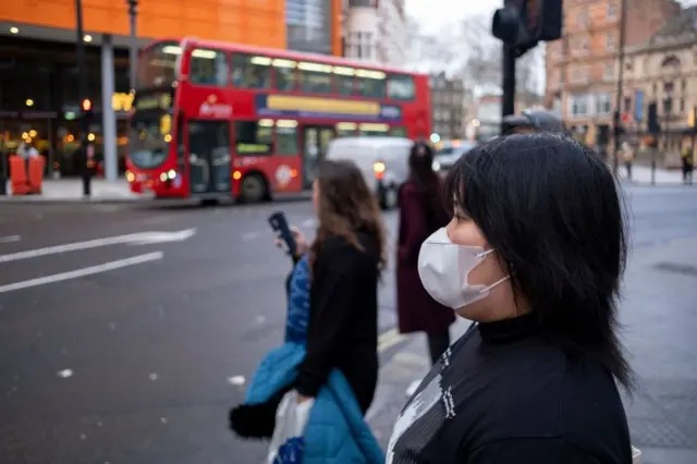 Sejumlah orang tetap memakai masker di London guna mencegah penularan penyakit.