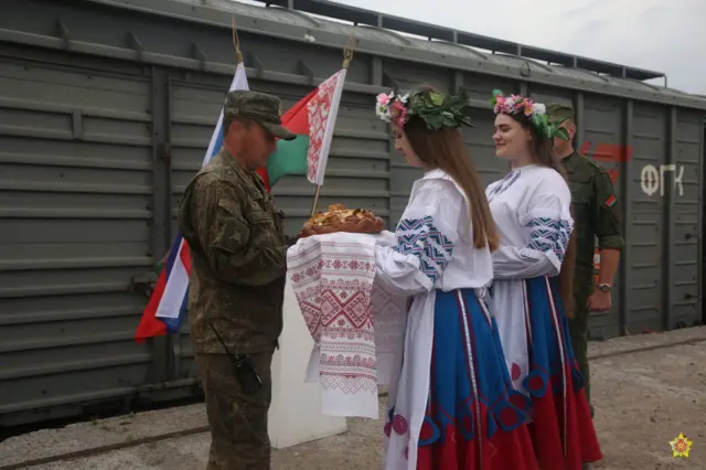 Дівчата у вінка зустрічають військового з короваєм