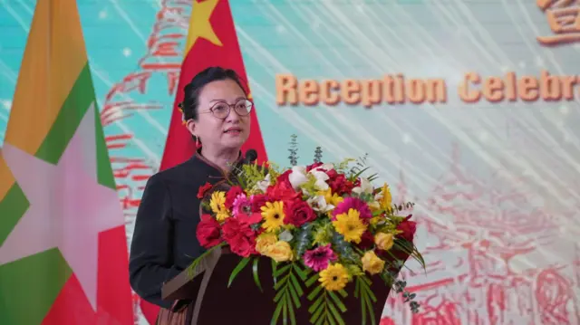 တရုတ်ပြည်သူ့သမ္မတနိုင်ငံတည်ထောင်ခြင်း ၇၅ နှစ်ပြည့် အထိမ်းအမှတ် အခမ်းအနားမှာ မိန့်ခွန်းပြောကြားနေတဲ့ မြန်မာနိုင်ငံဆိုင်ရာ တရုတ်သံအမတ်ကြီး မစ္စ မာကျား 