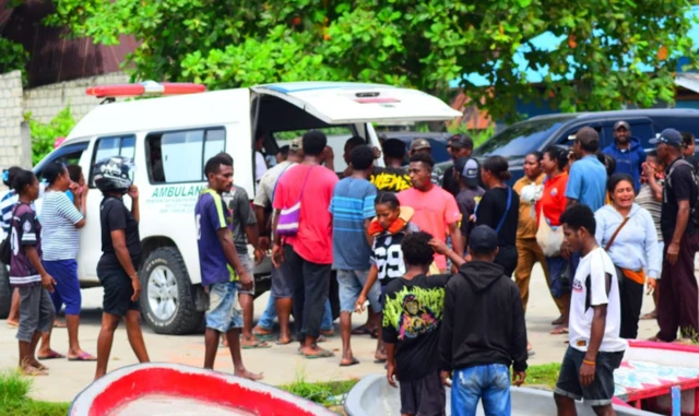 Ambulans yang membawa jenazah Irene tiba di rumah keluarga. 