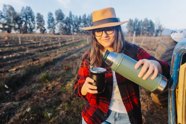 Uma mulher jovem tomando mate