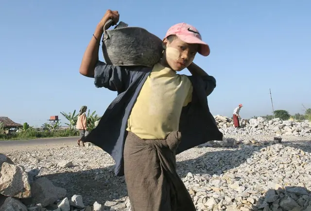 ကျောက်သယ်နေတဲ့ ကလေးတစ်ယောက် (ပုံဟောင်း)