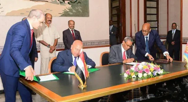 የኤርትራ እና ግብፅ ባለሥልጣኖች ስምምነት ሲፈራረሙ