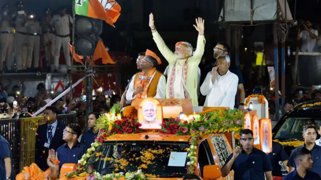 मोदी नीतीश- यह तस्वीर बदल सकते हैं- नीतीश के हाथ में कमल वाली तस्वीर से