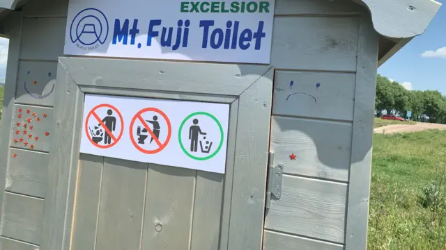 Кеминдеги айылдардын биринде сыноого коюлган туалетке 100 киши кирип чыккан. Алар сыноо ийгиликтүү өттү деп жатышат