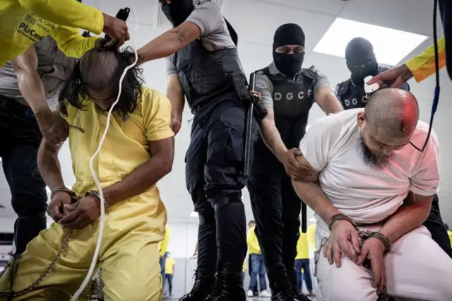 Deportados desde EE.UU. al Cecot en El Salvador.