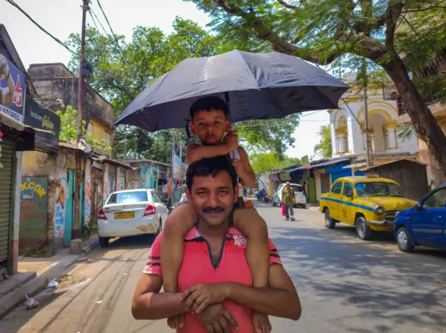 তাপদাহ'র সময় শিশুকে নিয়ে বাইরে গেলে ছাতা ব্যবহার করা উচিৎ। 