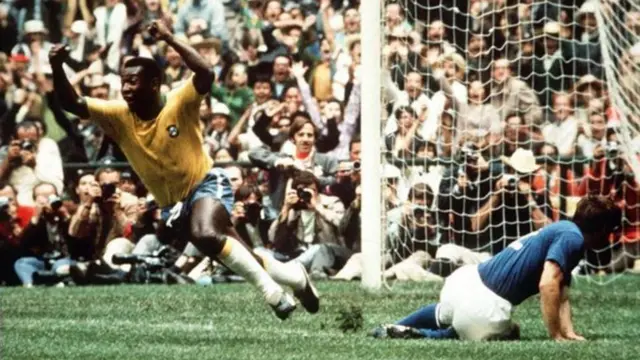 خوشحالی پله پس از زدن اولین گل در فینال جام جهانی ۱۹۷۰