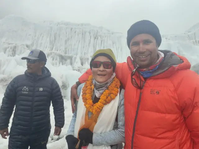 फुन्जो जाङ्‌मु लामासँग आधारशिविरमा अवस्थित पर्यटन विभागको फिल्ड कार्यालयका प्रमुख