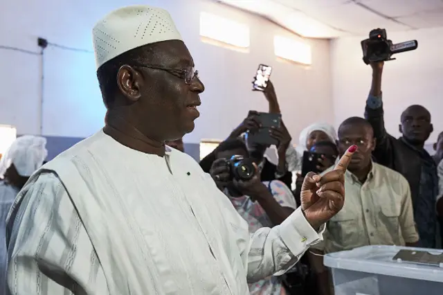 Macky Sall dans son bureau de vote