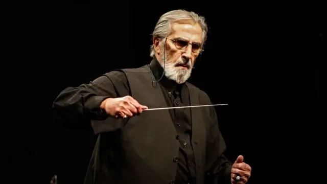 فریدون شهبازیان در حال رهبری ارکستر