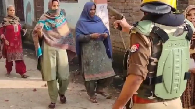 उत्तर प्रदेश में मीरापुर विधानसभा उपचुनाव के दौरान एक मतदाता पर पिस्तौल तानते हुए ककरौली थाने के एसएचओ राजीव शर्मा