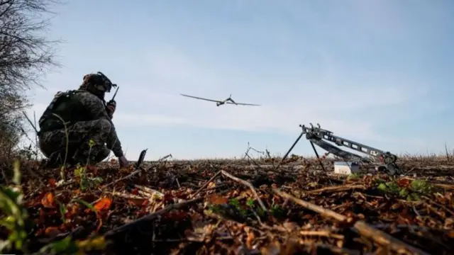 Військовий з дроном