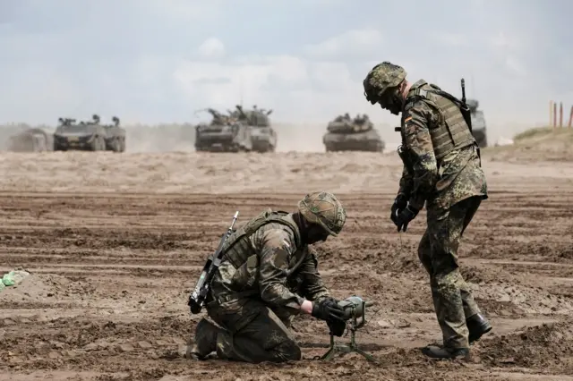Военнослужащие немецкой армии принимают участие в учебном этапе учений Griffin Storm на полигоне имени генерала Сильвестраса Жукаускаса в Пабраде, Литва, 26 июня 2023 года.