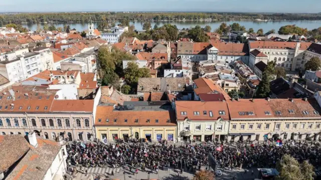 studenti iz Beograda u koloni za Novi Sad, studentsko pešačenje do novog sada, studenti pešače do novog sada