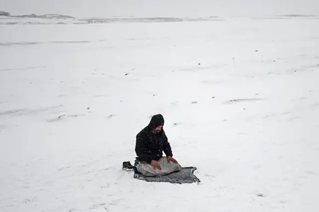 یو سړی مزار شریف کې په واوره کې لمونځ کوي - سلواغه دویمه