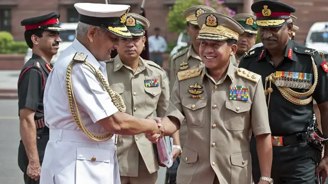 মিয়ানমারের বর্তমান প্রেসিডেন্ট যখন সেনাপ্রধান থাকাকালীন ভারত সফরে এসেছিলেন। ২০১২