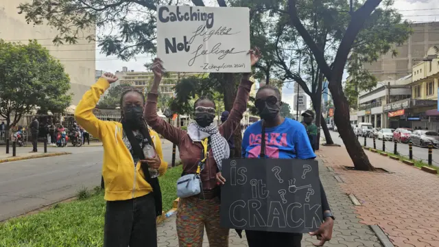 Mumbi Muturi (iburyo) n'umukobwa we na mwishywa we, avuga ko yaje gushyikira abakiri bato "guharanira ejo habo"