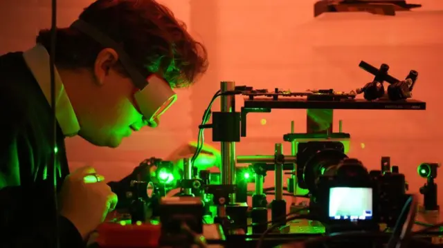 Técnico en HoloMem grabando un holograma