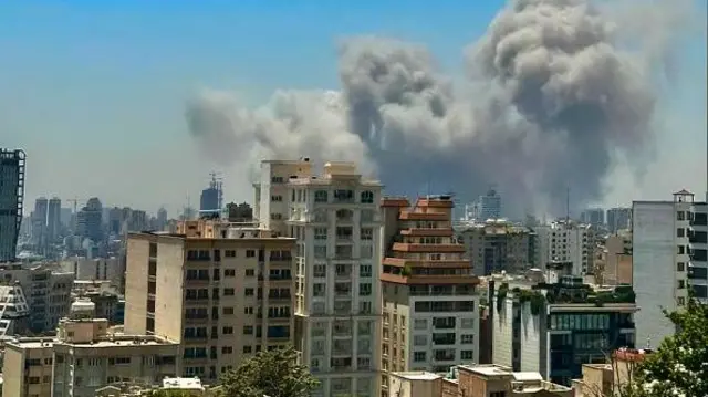 Tahran'da bir tepeden Evin Cezaevi görüntüsü - Cezaevinden dumanlar yükseliyor - 23 Haziran 2025