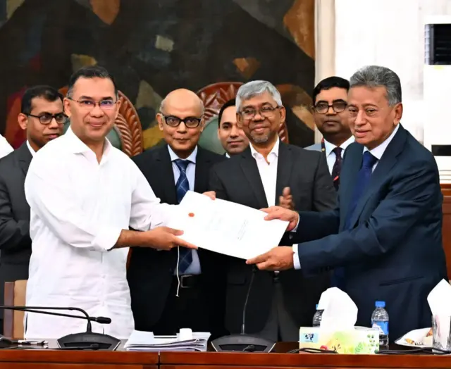 অনুমোদিত প্রস্তাবিত বাজেট অর্থমন্ত্রীর হাতে তুলে দিচ্ছেন প্রধানমন্ত্রী