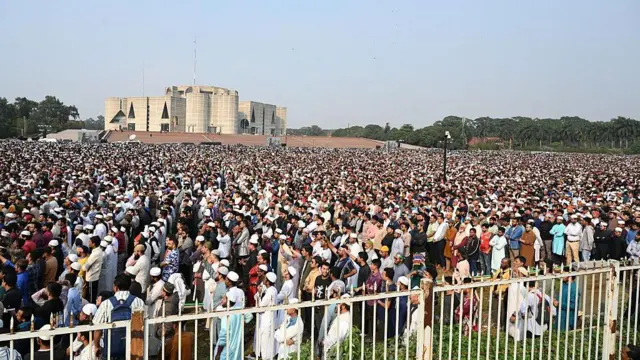 ওসমান হাদির জানাজায় বিপুল সংখ্যক মানুষ যোগ দেন