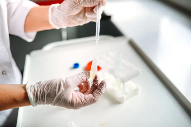 ਲੈਬ ਵਿੱਚ ਹੋ ਰਹੇ ਕੰਮ ਦੀ ਇੱਕ ਸੰਕੇਤਕ ਤਸਵੀਰ