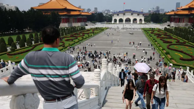 台北中正纪念堂外游客从自由广场阶梯拾级而上(12/4/2026)