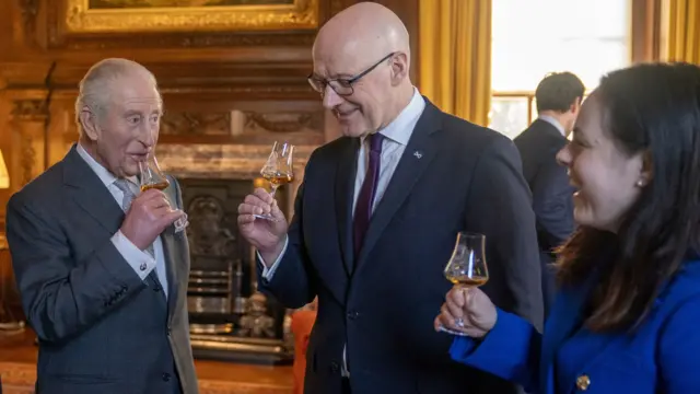 愛丁堡荷里路德宮內，英王查爾斯三世（左）與蘇格蘭首席部長施榮禮（中）和副首席部長霍寶思（右）品嚐威士忌（19/1/2026）