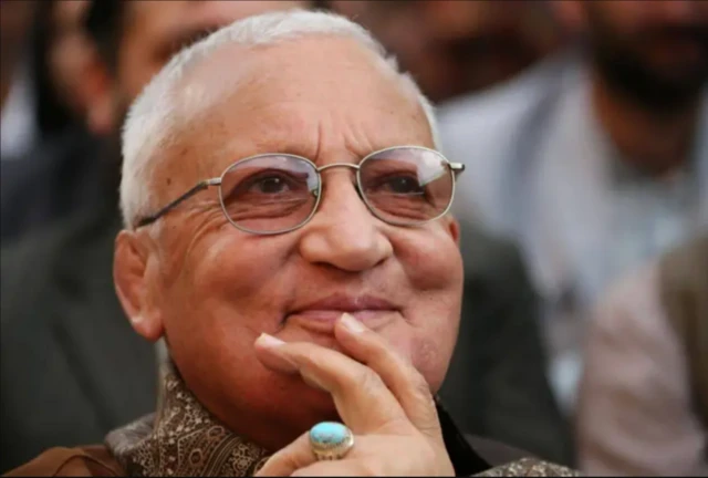 عکس زریاب که دستش را روی چانه خود گذاشته است 