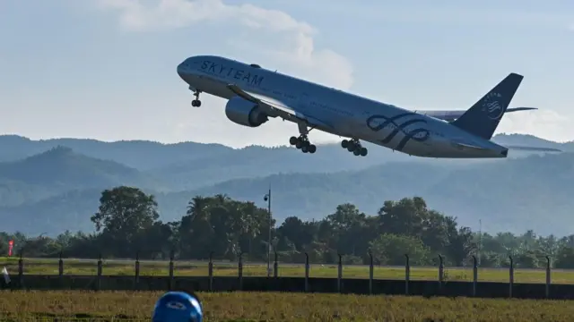 Самолет, только что оторвавшийся от взлетной полосы