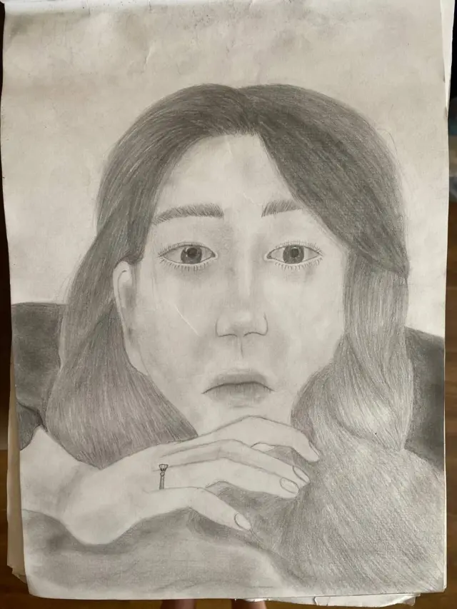 Карандашный рисунок Маши Москалевой: испуганное женское лицо, перед ним чья-то рука 