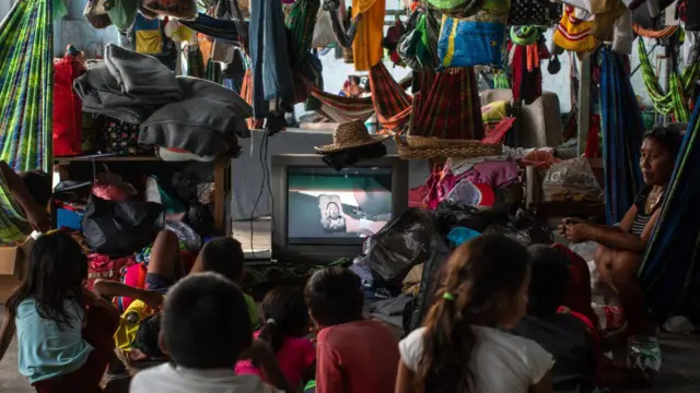 Membros do grupo indígena venezuelano Warao se refugiam no abrigo Janokoida da ONU em 6 de abril de 2019 em Pacaraima, Brasil.