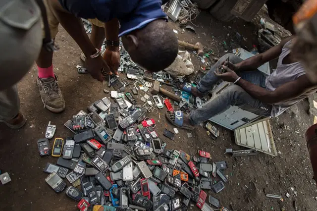 Des recycleurs de déchets électroniques