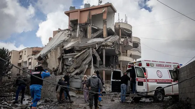 Медики и мирные жители спешат к зданию, которое лишь несколько минут назад подверглось израильскому авиаудару, 8 апреля 2026 года в Набатии, Ливан.
