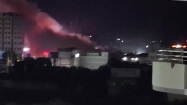 ጥቃት ከተፈጸመበት ሃያት ሆቴል የሚወጣ ጭስ