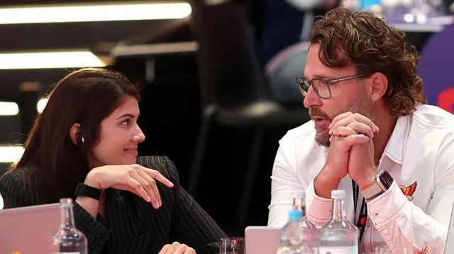 'द हंड्रेड' की नीलामी प्रक्रिया के दौरान सनराइज़र्स लीड्स की ऑनर काव्या मारन और कोच डेनियल विटोरी