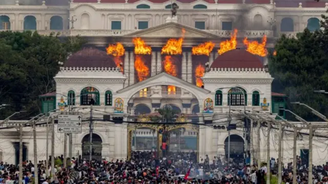 నిరసనకారులు మంగళవారం కాఠ్మాండూలోని పార్లమెంట్ హౌస్, సింహ్ దర్బార్లకు నిప్పుపెట్టారు. సింహ్ దర్బార్లో అనేక ప్రభుత్వ భవనాలు ఉన్నాయి.