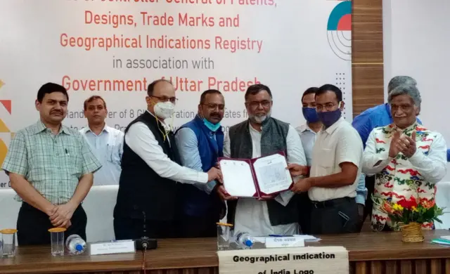 एक कार्यक्रम में जुनैद फरीदी को सम्मानित करते अधिकारी